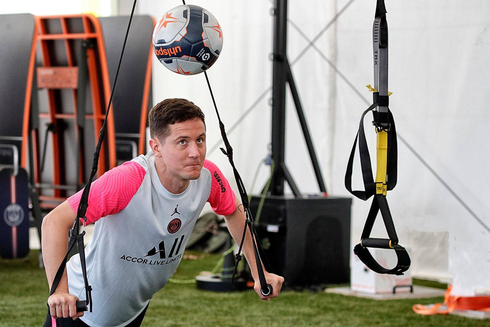 开云-莎拉波娃在巴黎圣日耳曼比赛中爆冷，赛况扑朔迷离引发热议！的简单介绍